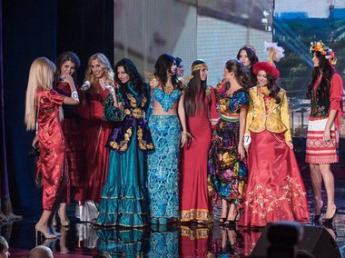 Slide image for gallery: 4100 | Комментарий «Леди Mail.Ru»: Девушки дефилировали в национальных костюмах, тем самым подчеркивая толерантность города Москва