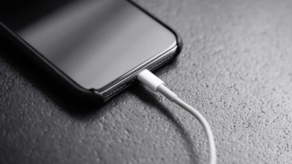 Смартфон на зарядке Смартфон на зарядке