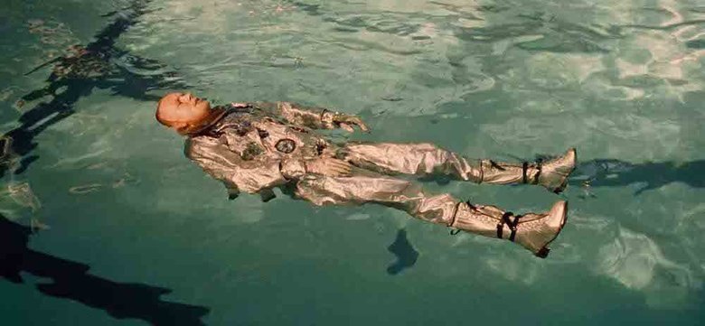 Американский астронавт Нейл Армстронг плавает в бассейне во время имитации условий невесомости. Фото: НАСА