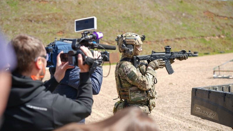 Демонстрация журналистам автомата АК-12К на стрельбище Демонстрация журналистам автомата АК-12К на стрельбище