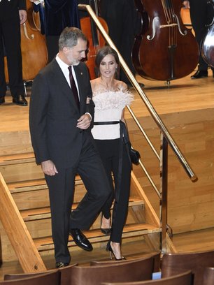 Slide image for gallery: 11599 | Королева Испании Летиция надела корсетный топ с перьями на концерт