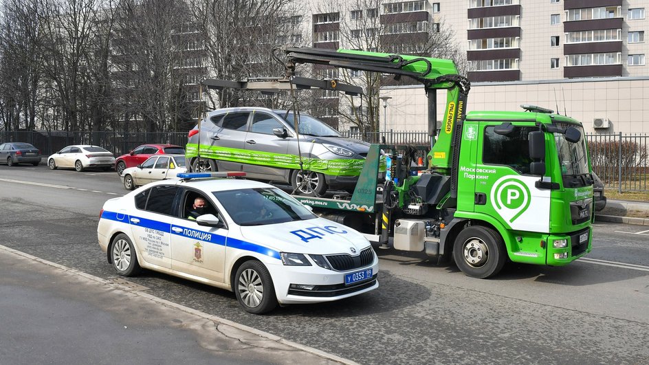 Работа инспекторов «Московского паркинга» по эвакуации автомобилей за нарушения правил парковки