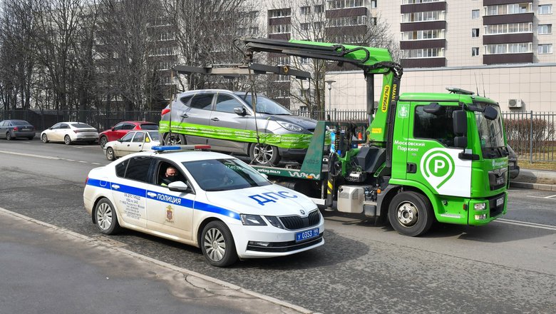 Работа инспекторов «Московского паркинга» по эвакуации автомобилей за нарушения правил парковки