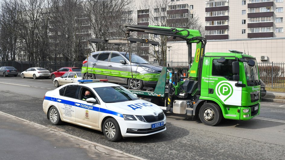 Работа инспекторов «Московского паркинга» по эвакуации автомобилей за нарушения правил парковки