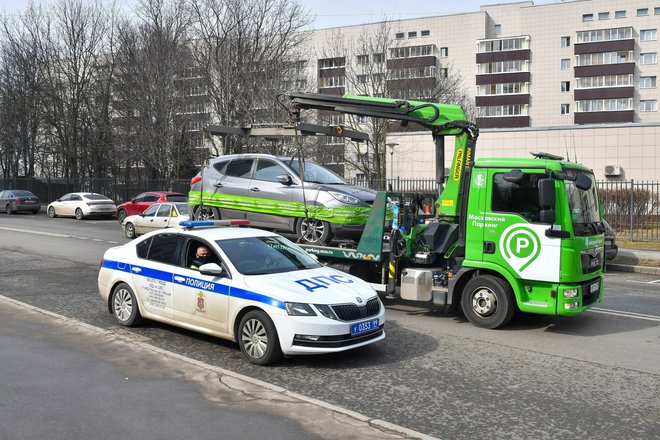 Работа инспекторов «Московского паркинга» по эвакуации автомобилей за нарушения правил парковки