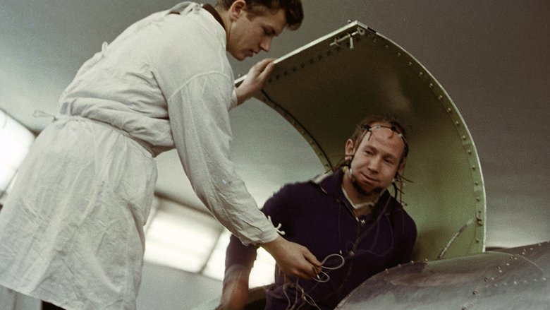 Алексей Леонов садится в кабину центрифуги во время тренировок в Центре подготовки космонавтов. 1964 г. Фото: РИА Новости