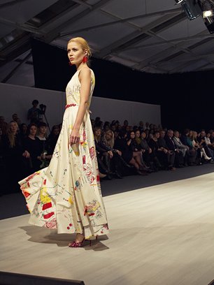 Slide image for gallery: 3450 | Комментарий «Леди Mail.Ru»: В весенне-летний период дизайнер советует носить платья