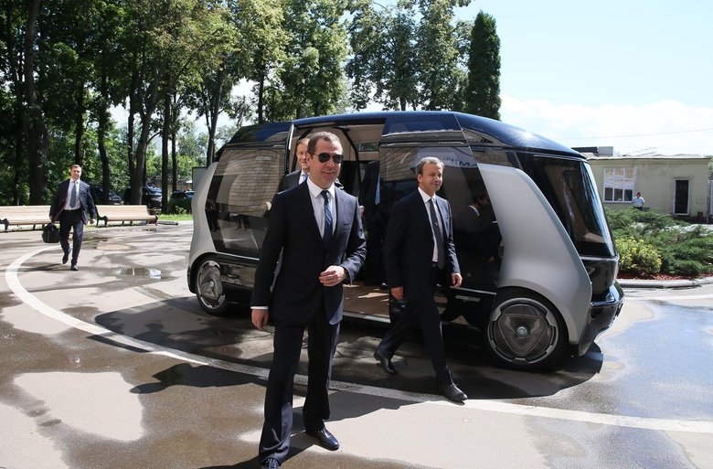 Дмитрий Медведев проехался на российском электрическом автобусе «Шатл». Фото: РИА Новости (с)
