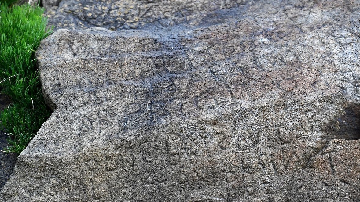 Фото на камне язык На камне обнаружили 230-летний шифр. Кто его разгадает? - Hi-Tech Mail