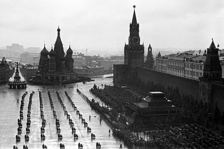 Парад Победы на Красной площади 24 июня 1945 года. (Фото: wikimedia / CC BY 4.0 / mil.ru) Листайте фото, чтобы увидеть всю галерею.