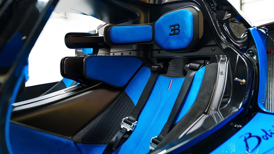 Салон гиперкара Bugatti Bolide Салон гиперкара Bugatti Bolide