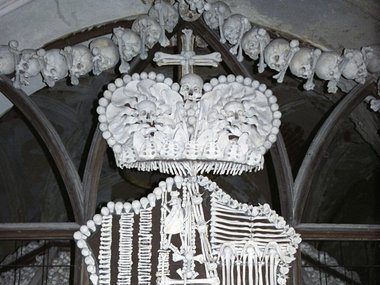 Slide image for gallery: 11689 | Церковь на костях находится на окраине городка Кутна Гора (всего час пути от Праги).