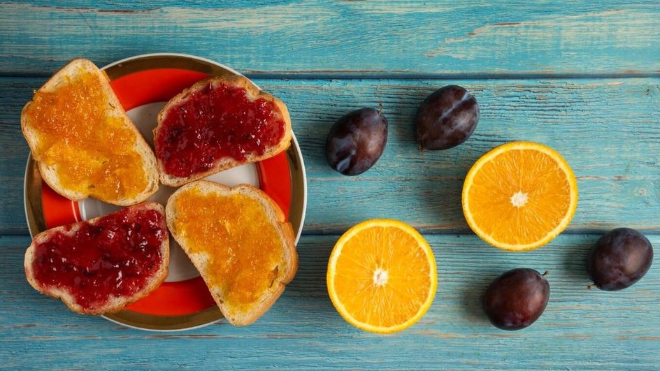 Варенье из алычи с апельсином и лимоном, намазанное на четыре кусочка хлеба Варенье из алычи с апельсином и лимоном, намазанное на четыре кусочка хлеба