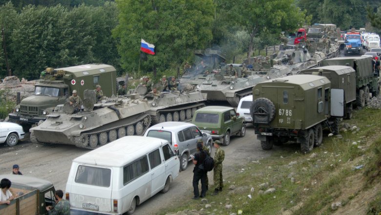 Российская военная техника направляется в зону вооруженного конфликта в Южной Осетии, 2008 год. Российская военная техника направляется в зону вооруженного конфликта в Южной Осетии, 2008 год.