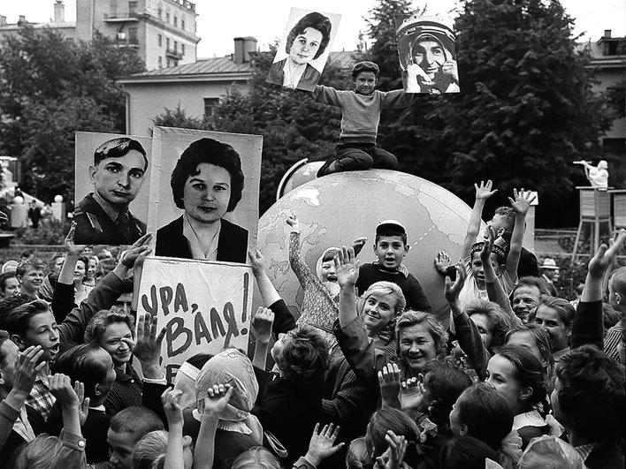 На Красной площади после объявления по радио о запуске космического корабля «Восток-6», пилотируемого первой в мире женщиной-космонавтом В.В. Терешковой На Красной площади после объявления по радио о запуске космического корабля «Восток-6», пилотируемого первой в мире женщиной-космонавтом В.В. Терешковой