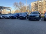 Новые автомобили Skoda на парковке дилера