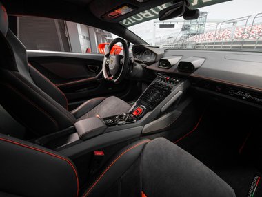slide image for gallery: 24754 | Lamborghini Huracan Evo