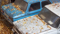 Подержанный автомобиль на парковке давно стоит