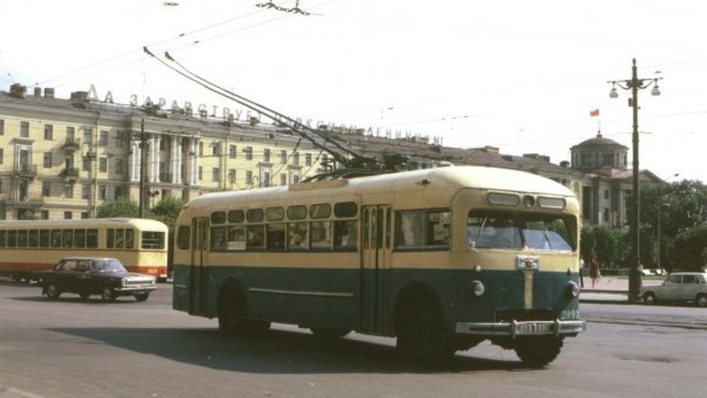 Троллейбус на одной из улиц Ленинграда, 1970-е. Фото: «Петербург | Ретроспектива» / «ВКонтакте»