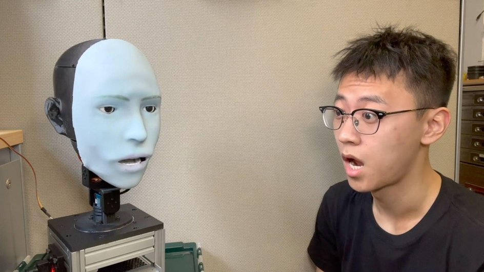 Робот Emo повторяет эмоции за ученым Юхан Ху. Фото: Science Robotics
