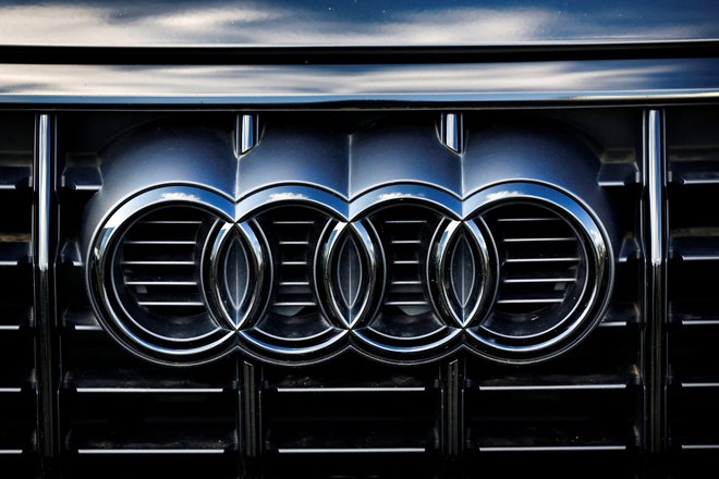 Логотипы в автосалоне в Неймегене Audi