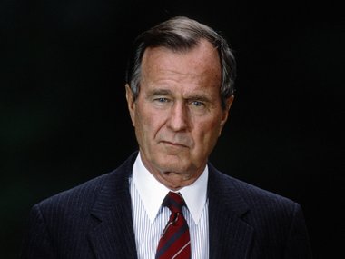Slide image for gallery: 10236 | Джордж Буш (отец). Джордж Буш-старший стал президентом США в 1988 году. Как раз в годы его правления развалился соцблок. Перестал существовать СССР, объединилась Германия — случилось все то, о чем мечтали предыдущие президе