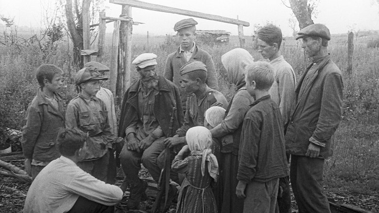 Жители освобожденного села Дурнево под Калугой рассказывают своему земляку-солдату как погибла его семья. Жители освобожденного села Дурнево под Калугой рассказывают своему земляку-солдату как погибла его семья.