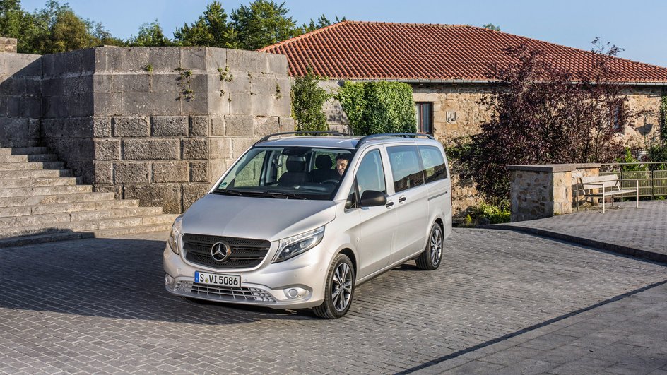 Припаркованный микроавтобус Mercedes-Benz Припаркованный микроавтобус Mercedes-Benz