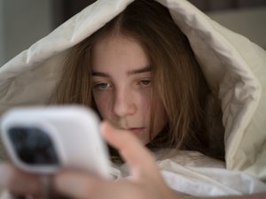 Подросток со смартфоном
