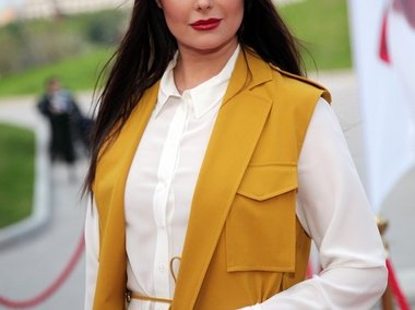 Slide image for gallery: 5164 | А вот телеведущая Оксана Федорова предпочла монохромной цветовой гамме  горчично-желтый оттенок наряда