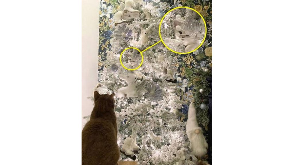 Загадка дня: найдите кошку на новогодней елке - Питомцы Mail.ru