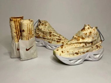 Созданные энтузиастом кроссовки Nike с дизайном в виде паттерна шаурмы.