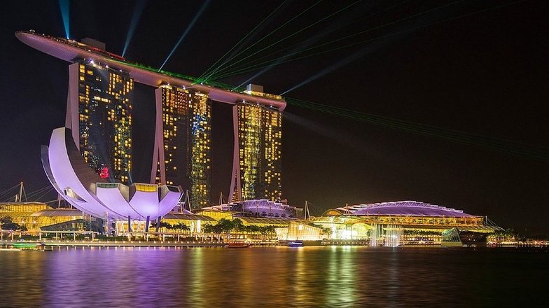 3. Сингапур. Сингапур замыкает тройку городов-лидеров по стоимости недвижимости. Сингапур привлекателен для инвесторов из-за низких налоговых ставок.

Это крупный финансовый и экономический центр Азии. Средняя стоимость недвижимости на рынке — $915 601.