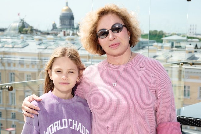 Симона Юнусова и ее внучка Алиса Симона Юнусова и ее внучка Алиса