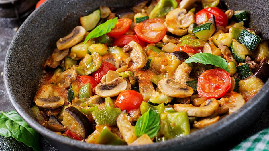 Овощное рагу с кабачками и грибами, приготовленное по простому рецепту. Овощное рагу с кабачками и грибами, приготовленное по простому рецепту.