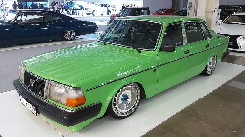 slide image for gallery: 23734 | Неформалы московской автомобильной выставки. Ретро