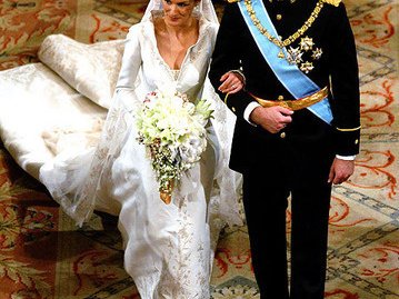 Slide image for gallery: 833 | На свадьбу бывшей журналистки Летиции Ортис Рокасолано и наследного принца Испании Фелипе 22 мая 2004 года были приглашены самые высокие гости, включая Нельсона Манделу и британского принца Чарльза. Летиция выбрала платье исп