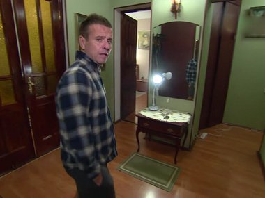 Андрей Губин показывает свою квартиру. Фото: НТВ