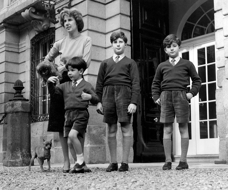 Герцогиня Альба в молодости с тремя сыновьями