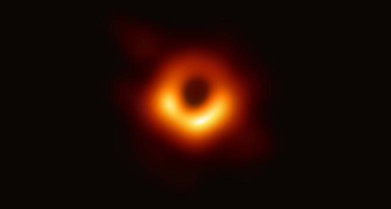 Самая важная фотография года — снимок черной дыры появился в апреле 2019 года. Ученые сделали эту картину, объединив снимки, сделанные сетью телескопов Event Horizon, расположенных по всему миру.