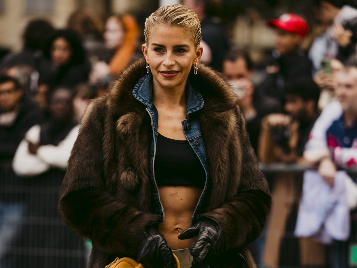 Девушка на показе Miu Miu показала все модные тренды 2025 фото: джинсы на низкой посадке, скинни 2025 и шубу Девушка на показе Miu Miu показала все модные тренды 2025 фото: джинсы на низкой посадке, скинни 2025 и шубу