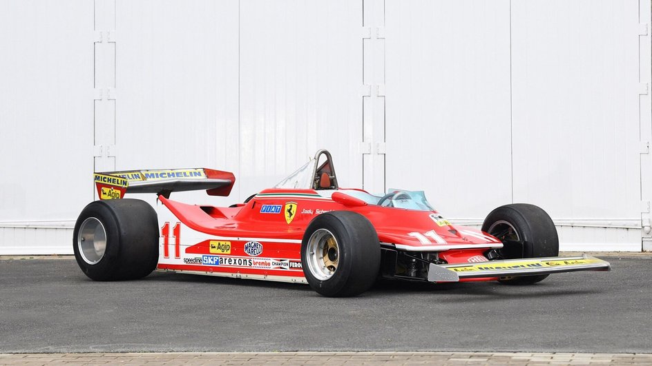 Гоночная красная Ferrari 312 T4 1979 года выпуска