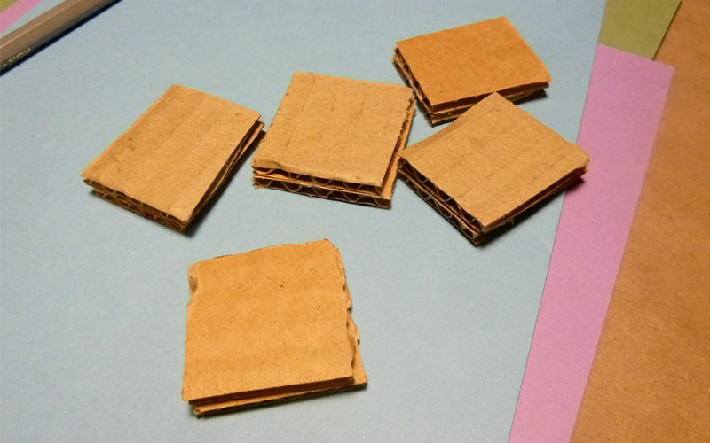 Из картона вырезаем квадратики примерно по 3 см