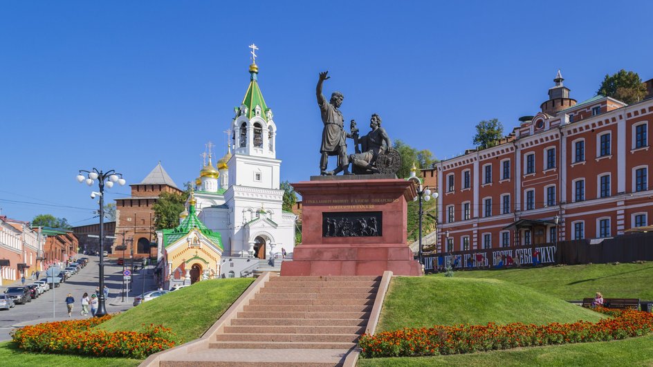 Церковь Рождества Иоанна Предтечи и памятник Минину и Пожарскому