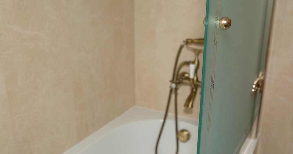 6 маленьких деталей, которые удешевят интерьер ванной (даже если у вас красивый ремонт)