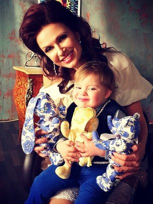 Slide image for gallery: 4807 | Комментарий «Леди Mail.Ru»: Эвелина Блёданс с сыном Семеном