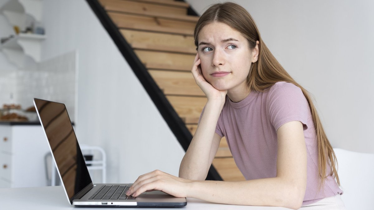 Вакансии подростку в интернете. Teenager with Computer.