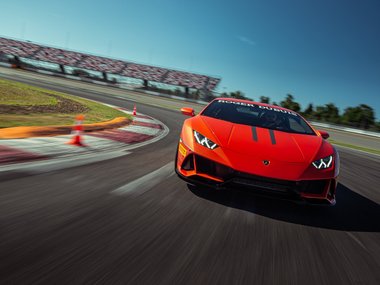 slide image for gallery: 24755 | Lamborghini Huracan Evo