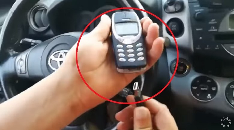 Nokia 3310 используют для кражи автомобилей. Скриншот из видео ниже