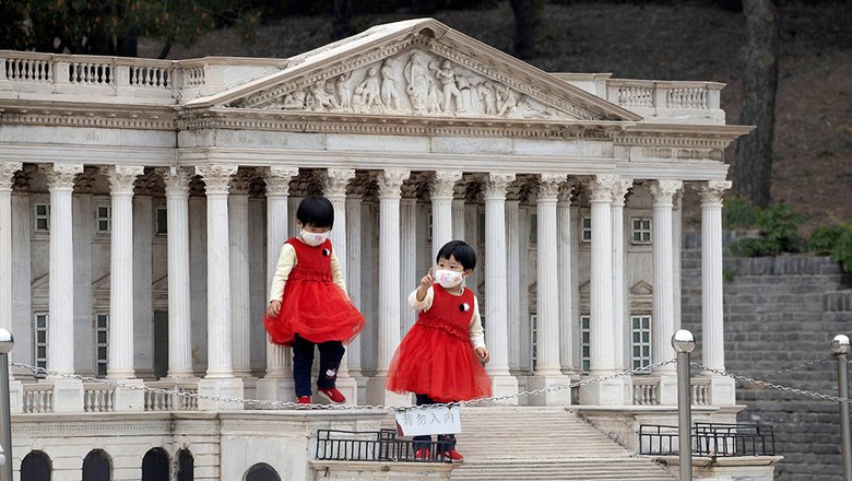 Дети на ступенях копии здания Капитолия США в Парке Мира в Пекине